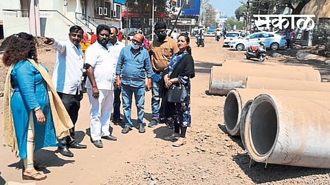 Officers contractors on the edge of Trimix Road sangli marathi news