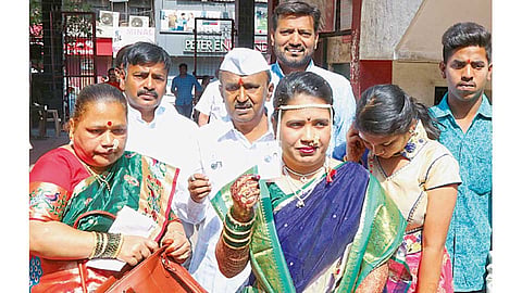 नूमवि प्रशाला - बोहल्यावर चढण्यापूर्वी श्रद्धा भगत यांनी मतदानाचा हक्क बजावला.