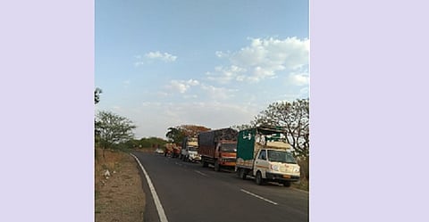 उस्मानाबाद : खरेदी केंद्राबाहेर लागलेल्या वाहनांच्या रांगा.