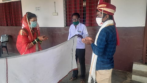 उमरेड : सामाजिक अंतर राखून विवाह बंधनात अडकलेले वरवधू.