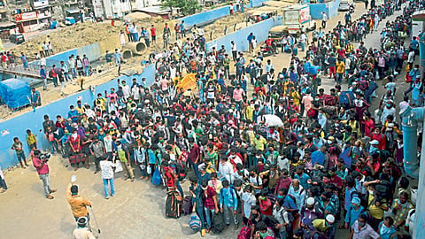 मुंबई - परप्रांतीय कामगारांनी मंगळवारी आपआपल्या घरी परत जाण्यासाठी वांद्रे टर्मिनसबाहेर गर्दी केल्याने सोशल डिस्टन्सिंगचा असा बोजवारा उडाला.