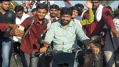 State Minister Bacchu Kadu went to delhi for supporting farmers