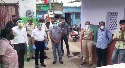 कामठीः येथे भेट दिल्यानंतर नागरिकांशी संवाद साधताना जिल्हाधिकारी रविंद्र ठाकरे.