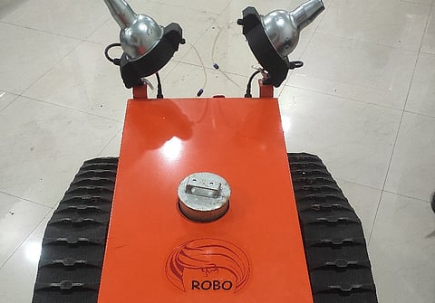Good News: Farmers will spray "Flower Robot" on the orchard
