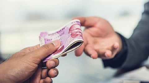 लाच घेताना पकडले