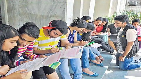 ...तर एक रुपयाही शुल्क परत मिळणार नाही; विद्यार्थ्यांची पदवी अभ्यासक्रमांकडे धाव : प्रवेश रद्द केल्यास पैसे मिळण्याची शक्यता धुसर
