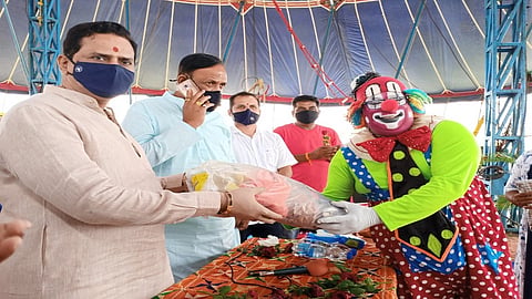 रेम्बो सर्कसच्या कलाकारांना शिवसेनेचा आधार; उद्धव ठाकरे यांच्या वाढदिवसानिमित्त कपडे आणि धान्य वाटप