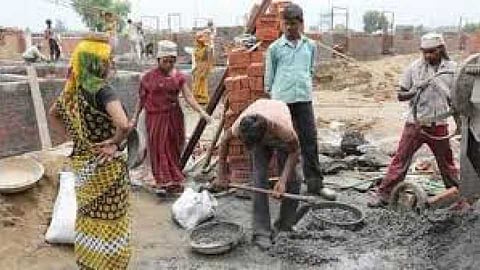 आम्हाला गावी जायचंय! मुंबईतील चाकरमानी लॉकडाऊन संपण्याच्या प्रतिक्षेत