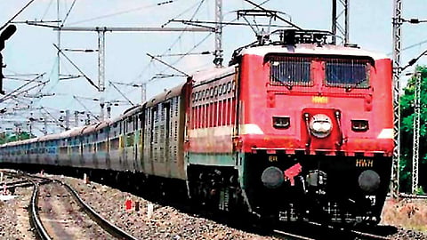 रेल्वे प्रवाशांची तिकिटांसाठी गर्दीच गर्दी, पण कुठे? वाचा बातमी...