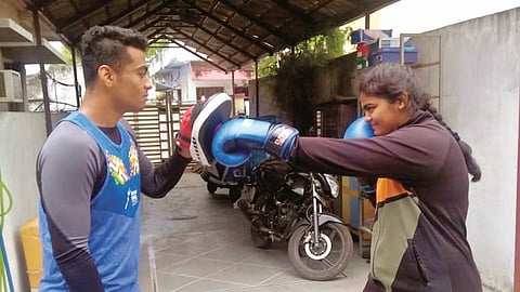 नागपूर : मोठा भाऊ साकिबसोबत घरी सराव करताना अल्फिया पठाण.