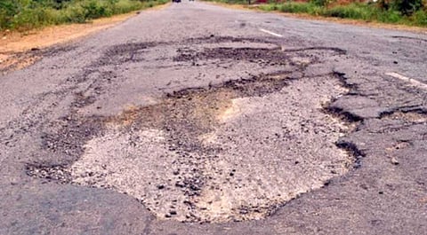amravati people facing problems due to dangerous road