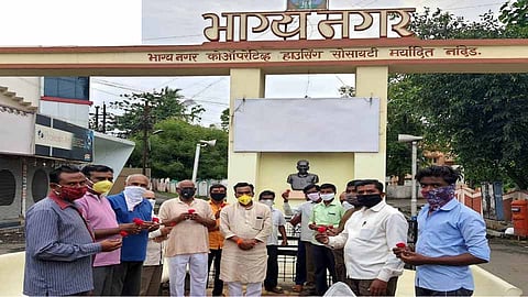नांदेड - योगदिनी आमदारांनी पहाटेच केले गुलाबपुष्पांनी स्वागत