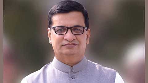 the revenue minister's hand to the foundation And erection