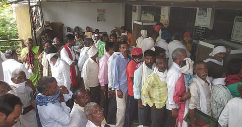 सालेकसा : येथील राष्ट्रीयीकृत बॅंकामध्ये ग्राहकांनी केलेली गर्दी.