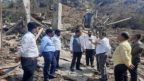 खोपोली : दुर्घटनाग्रस्त कंपनी आणि आजुबाजूच्या कंपन्यांची खासदार श्रीरंग बारणे यांनी पाहणी केली.