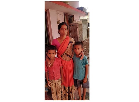 बेलाः मृत कामगारांचे कुटुंबीय विलाप करताना.
