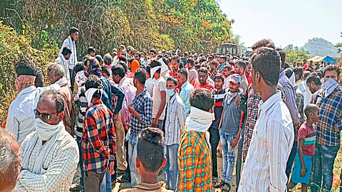भंडारा : अपघातानंतर घटनास्थळी जमलेली गर्दी.