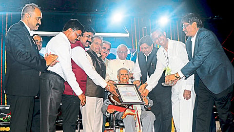 'ज्ञानाचा उपयोग समाजसेवेसाठी करावा'