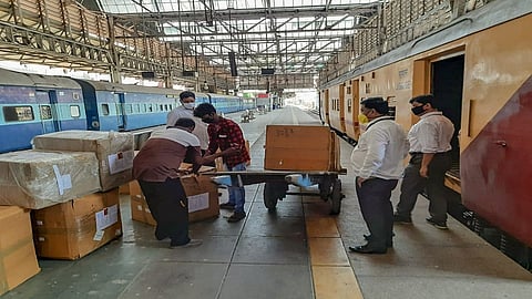 लॉकडाऊनमध्ये मध्य रेल्वे ठरली जीवनवाहिनी; 11,400 टन जीवनावश्यक वस्तूंची वाहतूक