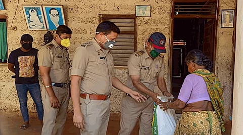 chiplun police help for old women