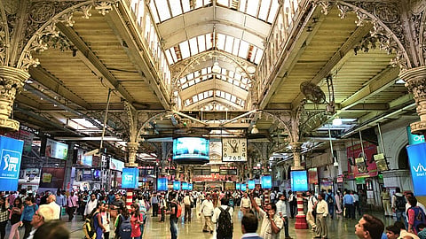 रेल्वेबाबत खास आकर्षणाचा विषय असणाऱ्या 'त्या' विभागात आहे नोकरीची संधी, 77 स्थानकांवर भरणार जागा