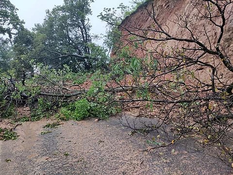 Traffic problem on Chorla Highway due to a landslide goa belgum