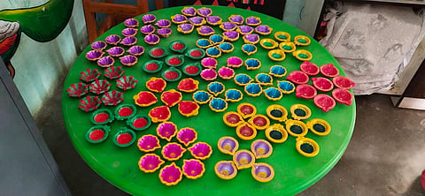 Akola News: Students make Diwali lights and parents become customers