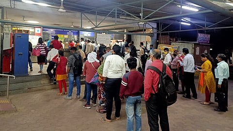 Mumbai Local Trains | सर्वसामान्य नागरिकांसाठी लोकल सुरु झाल्यानंतर कसं आहे मुंबईतील स्थानकांवरील दृश्य