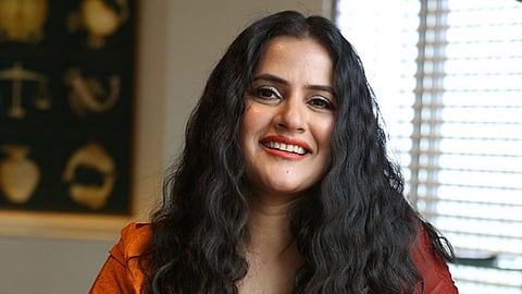 singer sona mohapatra reacts on dmk leader dindigul leones comment that women lost 8 shaped hips because they consume foreign cow milk