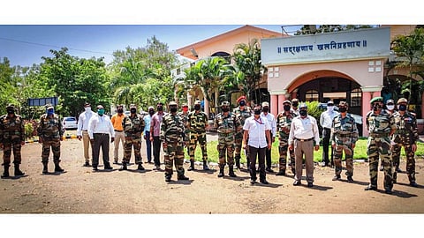 बारामती येथे पोलिस कर्मचाऱ्यांसमवेत कार्यरत माजी सैनिक.