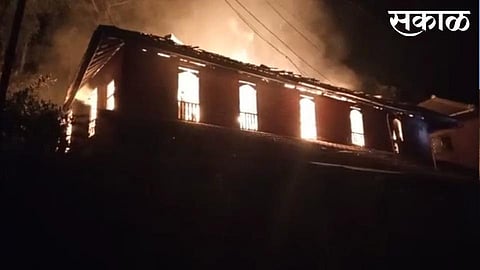 fire in ratnagiri konkan to house but no injured in this case