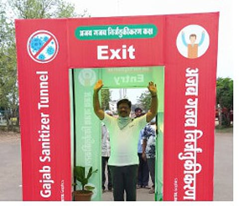 गडचिरोली : स्वत:चे निर्जंतुकीकरण करून घेताना नगर परिषदेचे मुख्याधिकारी संजीव ओहोळ.