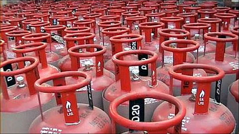 खूशखबर ! सलग दुसऱ्या महिन्यात सिलिंडर होणार एवढ्या रुपयांनी स्वस्त