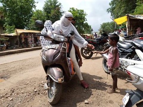 गडचिरोली : येथील चामोर्शी मार्गावर भीक मागताना बालक.