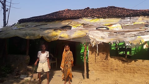 सालेकसा : पडक्या घराशेजारी उपस्थित नंदलाल परसमोडे.