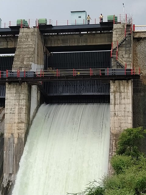 गिरणा धरणातून सोडले पाणी; नदी काठच्या गावांना सतर्कतेचा इशारा !
