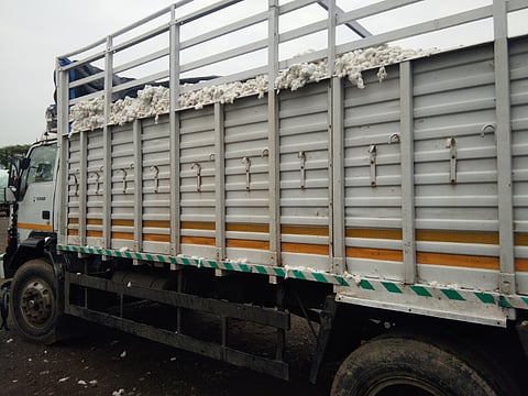 जलालखेडा : परत करण्यात आलेला गाडीतील कापूस.