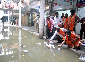 शिवसेनेचे अनोखे आंदोलन; साचलेल्या पाण्यात कागदी बोटी सोडून सत्ताधारी भाजपचा निषेध