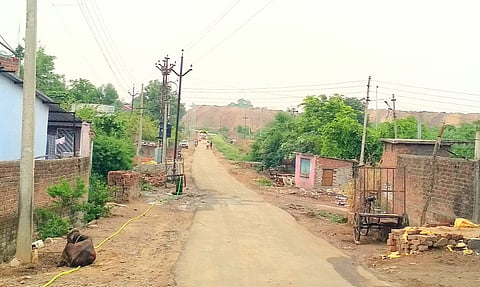 कन्हान : वेकोलिच्या माती डम्पिंगमुळे लोकवस्तीला धोका निर्माण झाला आहे.