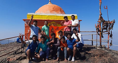 दहिवडीतील 10 युवकांनी केले कळसूबाई शिखर पार