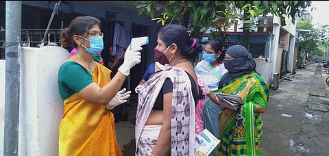 कामठीःआरोग्य तपासणी करताना कर्मचारी.