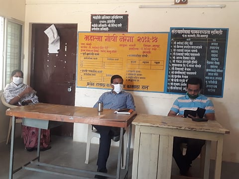 कामठी : ग्रामस्थांची समजूत घालताना अधिकारी.