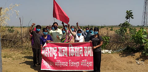 गोंदिया : गोरेगाव येथे निदर्शने करताना किसान सभेचे कार्यकर्ते.