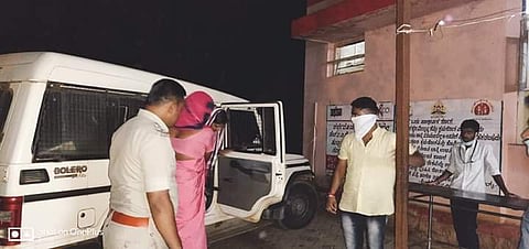 police help to pregnant women in khanapur belgaum