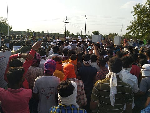 कोंढाळी/बाजारगाव : इकॉनॉमी एक्सप्लोसिव्ह कंपनीच्या गेटवर जमलेले गावकरी.