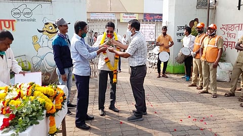 नव्या वर्षात लेटलतिफांचे वाजतगाजत स्वागत; मुख्याधिकाऱ्यांनी लढवली अनोखी शक्कल