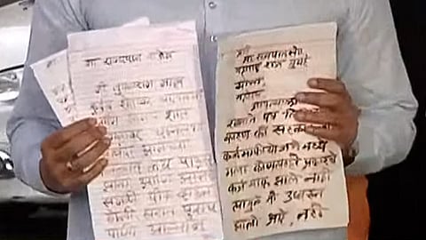 रक्ताने लिहिलेल्या पत्रांसोबत 'कर्जमाफी फसवी' सांगणारी तब्ब्ल साठ हजार पत्र राज्यपालांकडे सुपूर्त