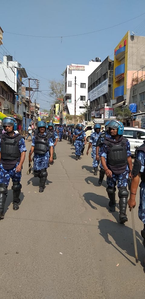 औरंगाबाद ः सत्तासंर्घषाच्या पार्श्वभूमीवर राज्यात सोमवारी बंदोबस्त वाढविण्यात आला. शहरात शक्तीप्रदर्शन करताना रॅपीड ऍक्शन फोर्सचे जवान.