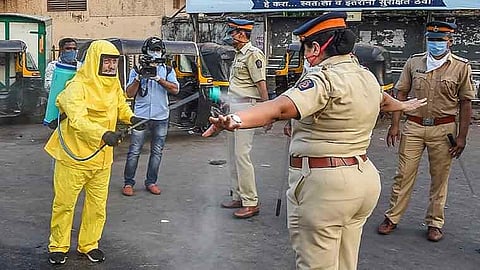 कोरोनाने पोलिसांना देखील बदललं, वाचा नक्की झालंय तरी काय...