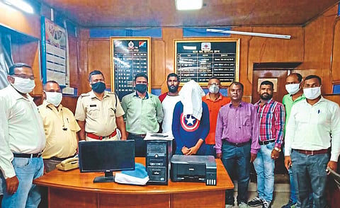 police arrest man in black market of railway ticket in nagpur